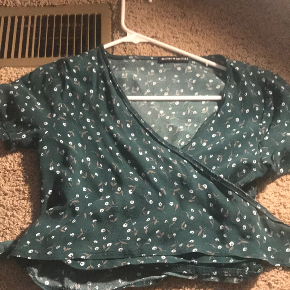 Hi!!! This is a brandy Melville green wrap top🤍🤍